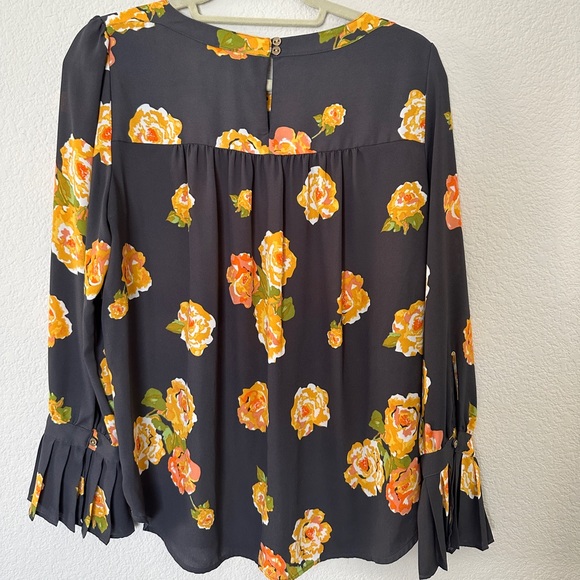 LOFT Floral Blouse with Ruffle + Button Detail 🌼 - Picture 5 of 5